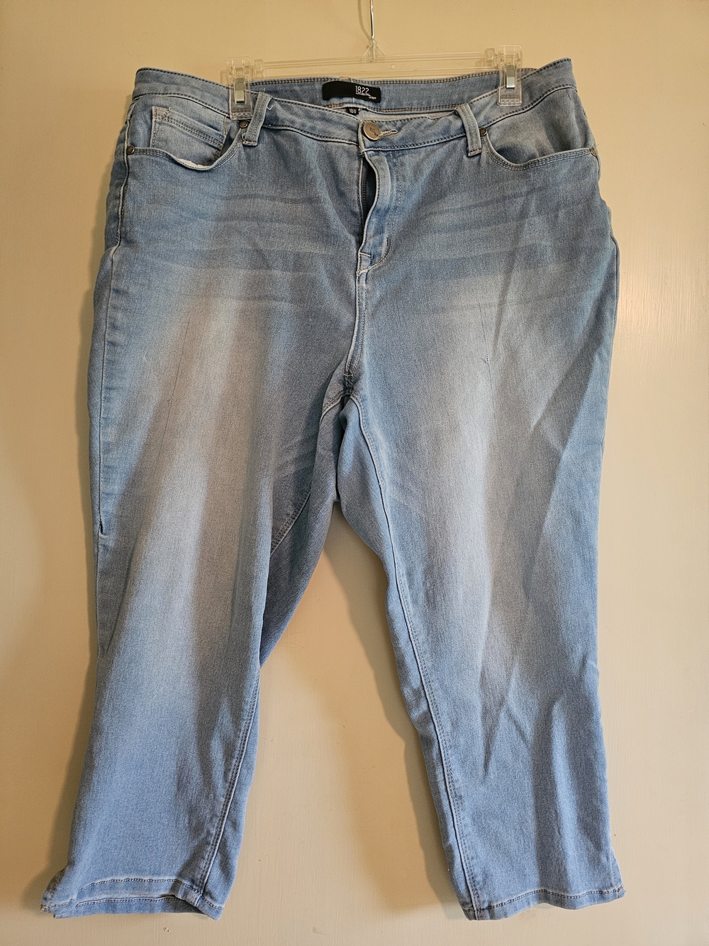 1822 Denim Capri Jeans in Light Blue -little snag